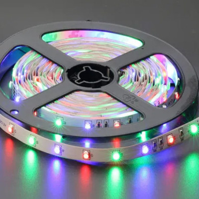 Светодиодная Led лента Strip RGB 5 м 2835 с пультом и переходником Светодиодное освещение на самоклейке Светодиодная Led лента Strip RGB 5 м 2835 с пультом и переходником Светодиодное освещение на самоклейке